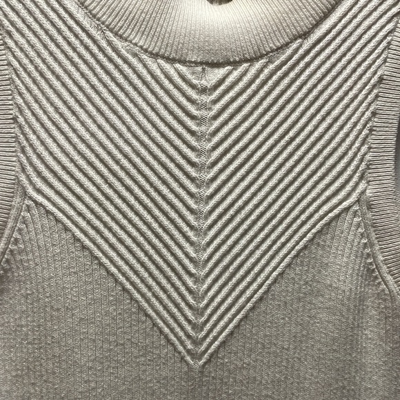 Banana Republic Sleeveless Knit - Picture 3 of 3
